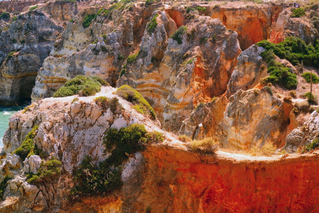 Trajet n° 1 : de Lagos au cap Saint-Vincent, sur la côte ouest de l'Algarve (N120) – les falaises de calcaire doré de Ponta da Piedade se dressent face à l'Atlantique aux eaux turquoise.
