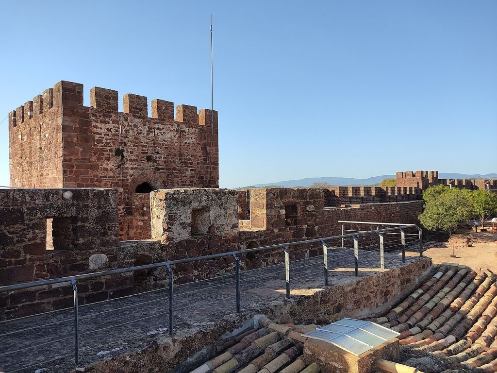 Route vers le château de Silves, Algarve, Portugal : le château de Silves, avec ses murs mauresques en grès rouge, surplombe les orangeraies.