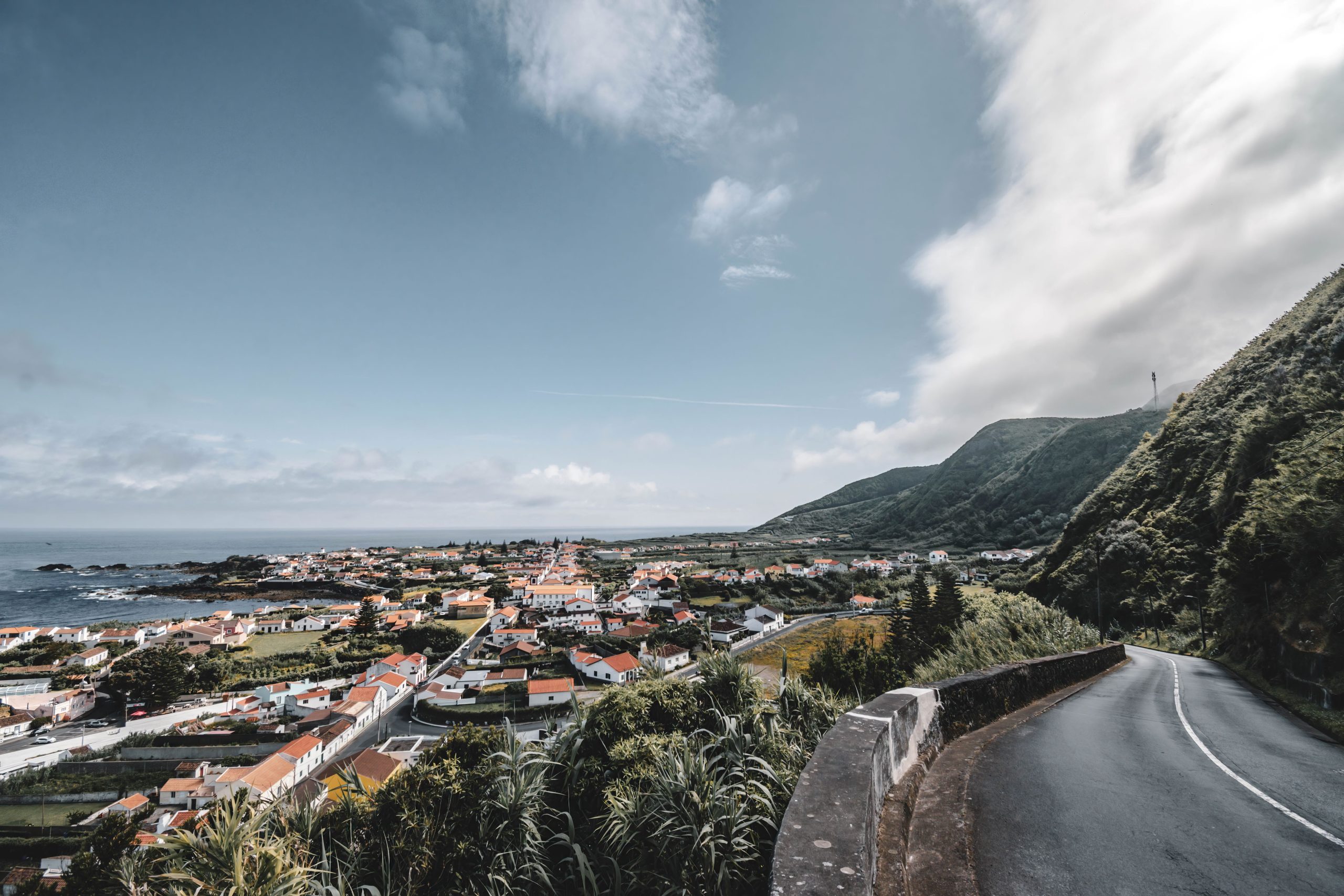 Calm open coastal road in the Algarve, ideal for relaxed driving and easy touring