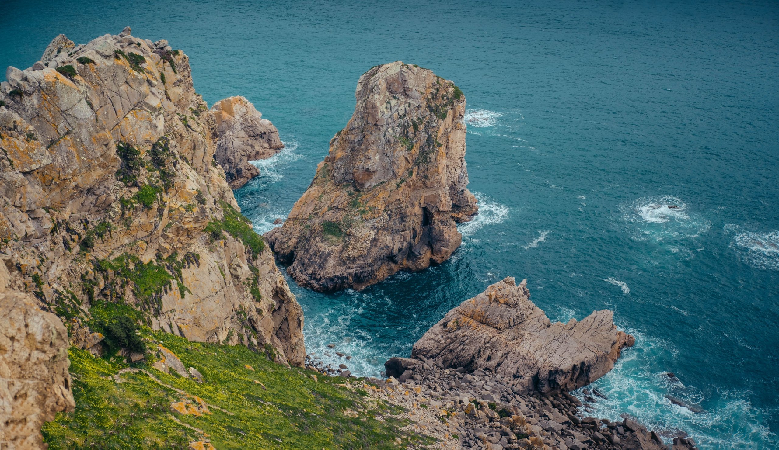 The Pointe de Pen-Hir and the Tas de Pois rock stacks, the highlight of the Crozon Peninsula scenic drive